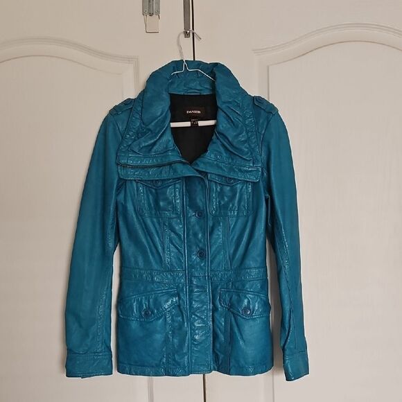 Danier Teal Leather Jacket with Collared Neckline and Fitted Silhouette - Picture 4 of 16